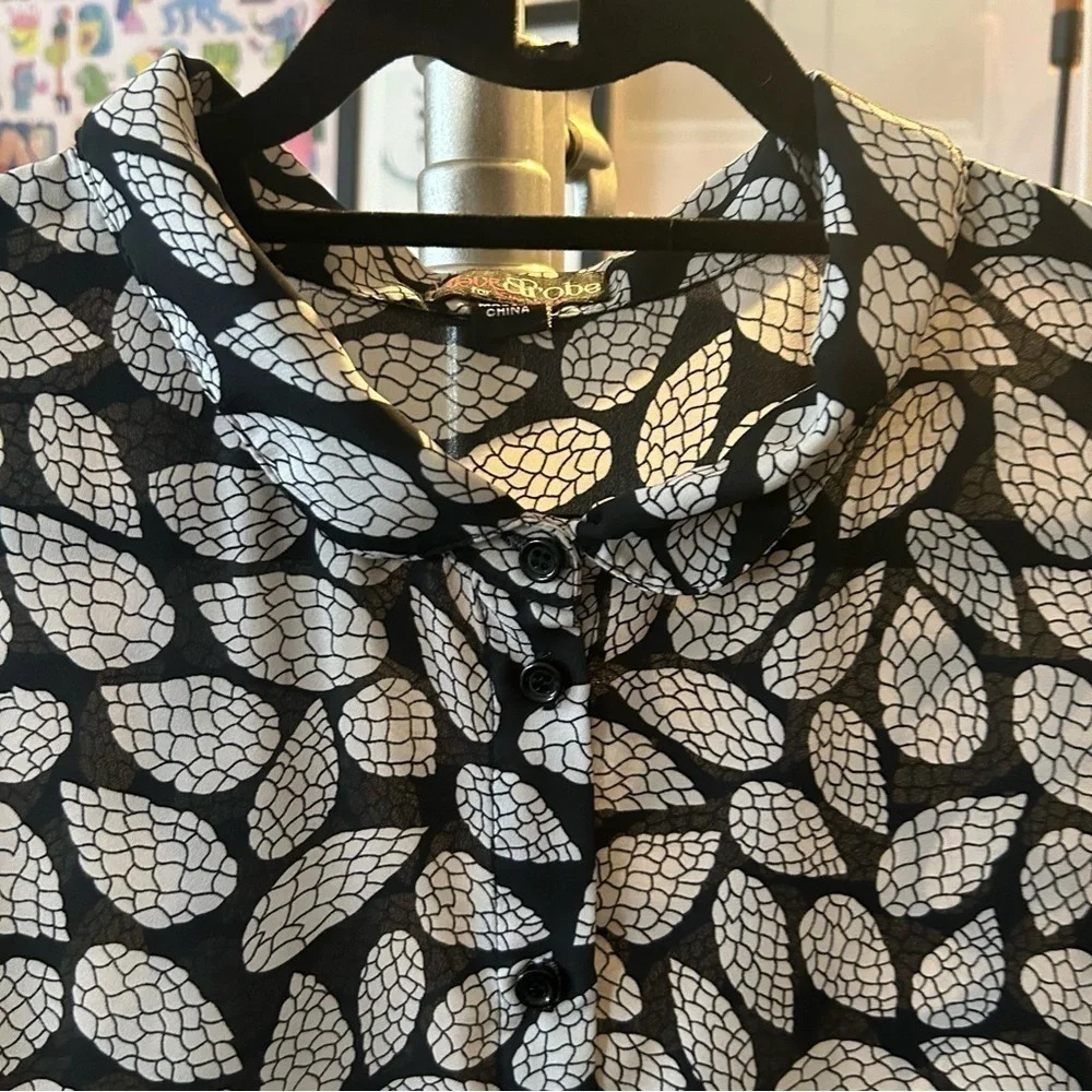 Love Drobe for Simply Be Sleeveless Collared Button Down Blouse (Plus Size) - Picture 4 of 6